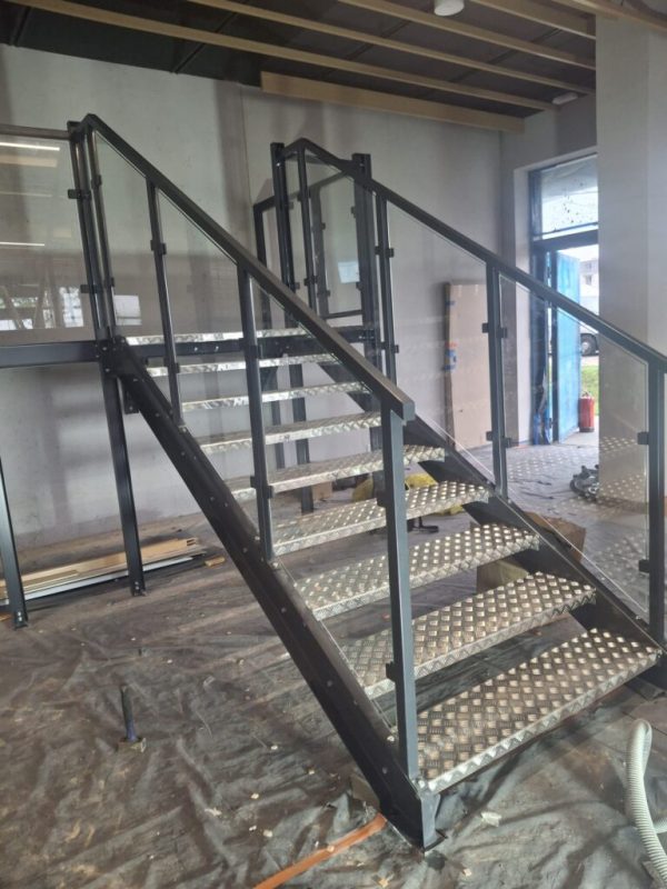 МЕТАЛЕВІ СХОДИ 