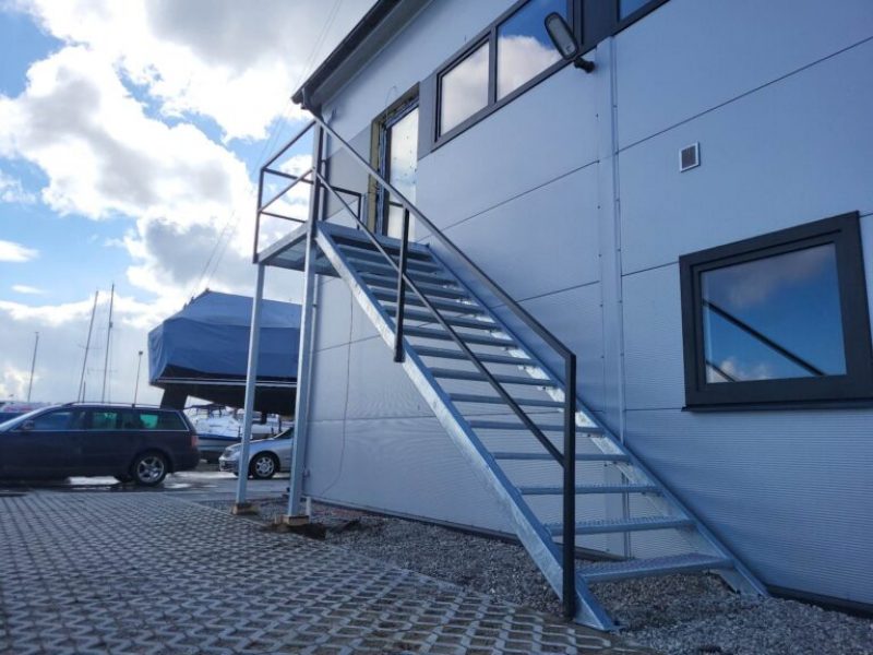 МЕТАЛЕВІ СХОДИ 