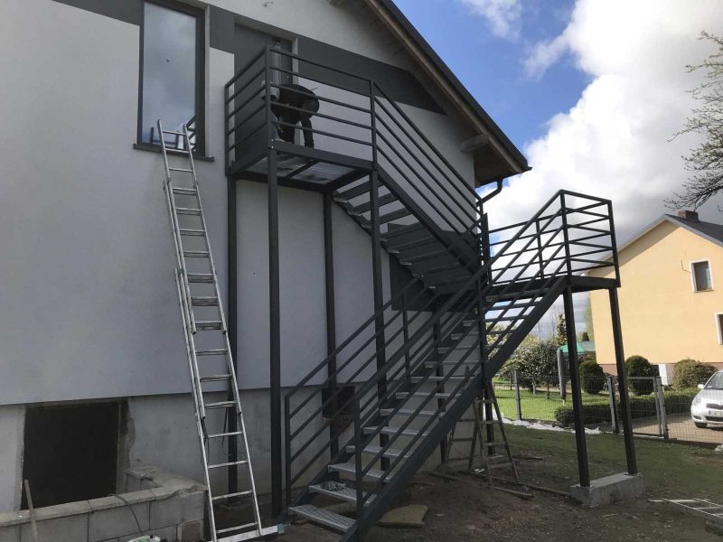 СХОДИ З ЧОРНОЇ СТАЛІ